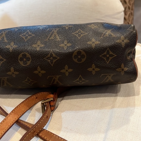 Louis Vuitton Crossbody bag with zipper. Adjustable strap. - Picture 7 of 9
